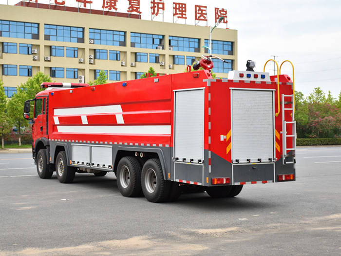 25噸豪沃前四后八水罐消防車
